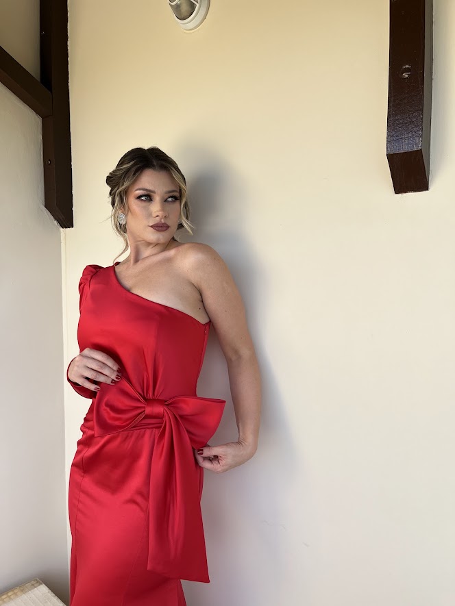 Vestido vermelho fashion com laço